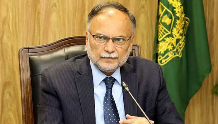 ملکی معیشت کو غیر مستحکم کرنے کے لیے انتشار پھیلایا جا رہا ہے: احسن اقبال