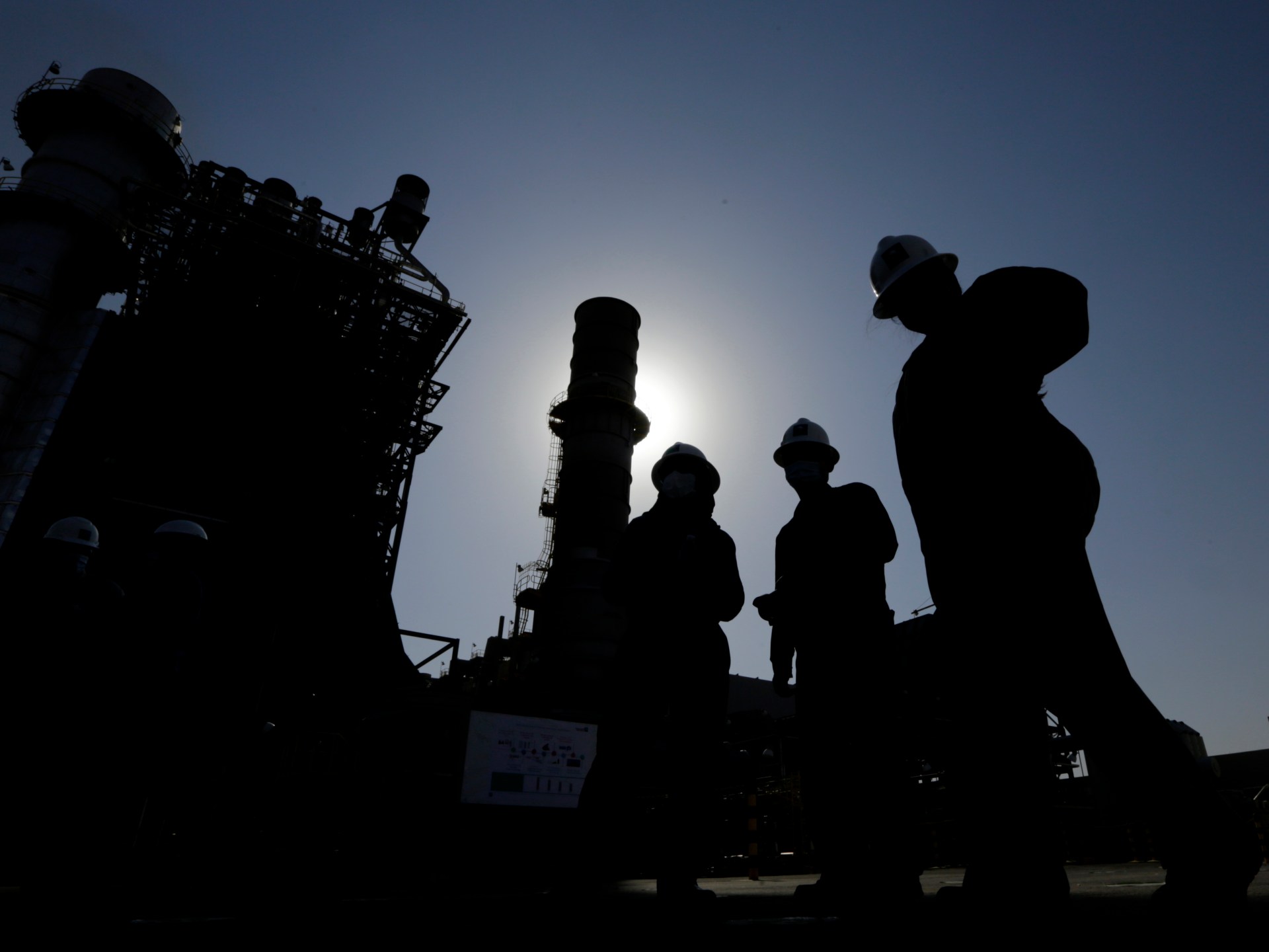 Brent Surges Past $106 After Houthi Strikes on Saudi Aramco Facilities