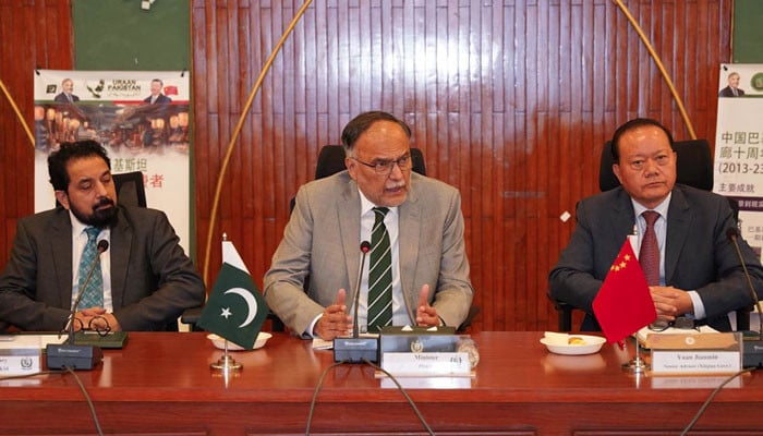 چینی سرمایہ کاری نے پاکستان کو توانائی کے شدید بحران سے نکالا، وفاقی وزیر احسن اقبال کا اعتراف
