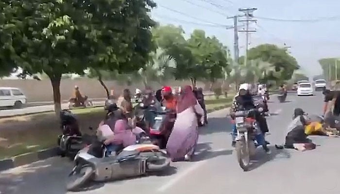 فیصل آباد میں خواتین موٹر سائیکل سواروں کی تربیت کے دوران حادثہ، سڑکوں پر خواتین کی نقل و حرکت اور حفاظتی انتظامات کا جائزہ