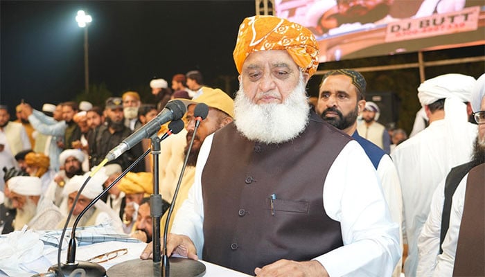 ملک کو محرومی اور معاشی بحران کی طرف دھکیلنے سے گریز کیا جائے: مولانا فضل الرحمان