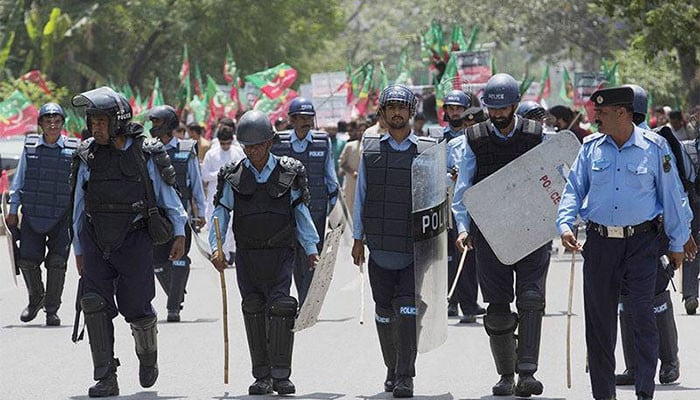 وفاقی پولیس کا احتجاجی مظاہروں سے نمٹنے کے لیے نیٹ لانچر کا پہلا استعمال، سکیورٹی حکمت عملی تبدیل