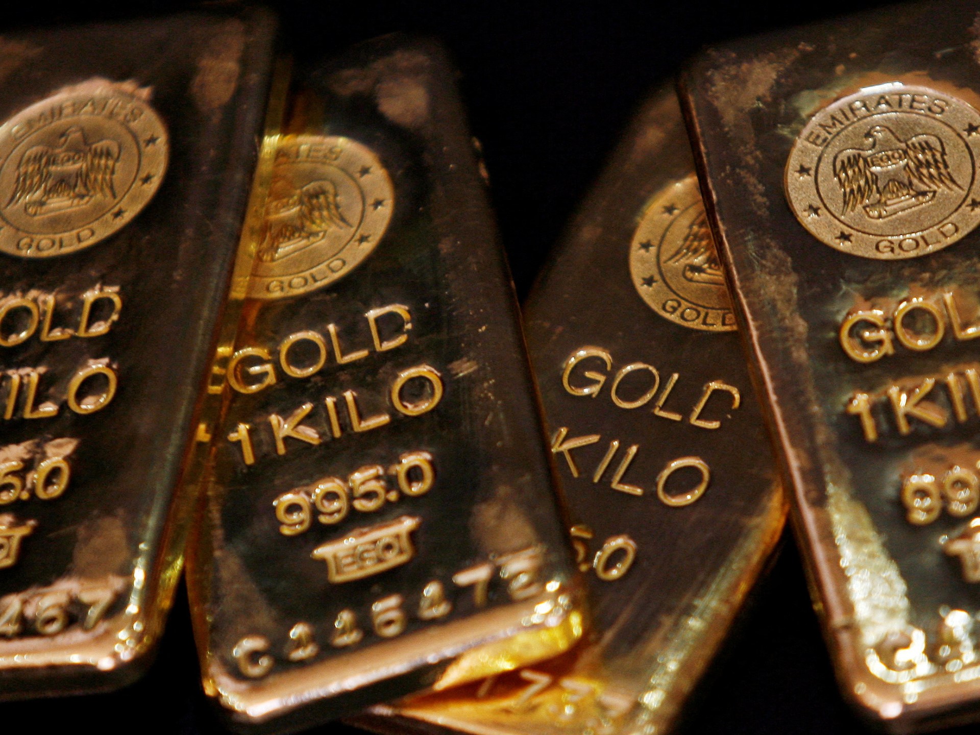 Gold Hits Seven-Week Low as Surging Oil Prices and Stronger US Dollar Converge