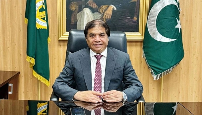 حنیف عباسی کا پی ٹی آئی قیادت پر سنگین الزام، ملکی معیشت اور سلامتی پر گہرے اثرات کا جائزہ