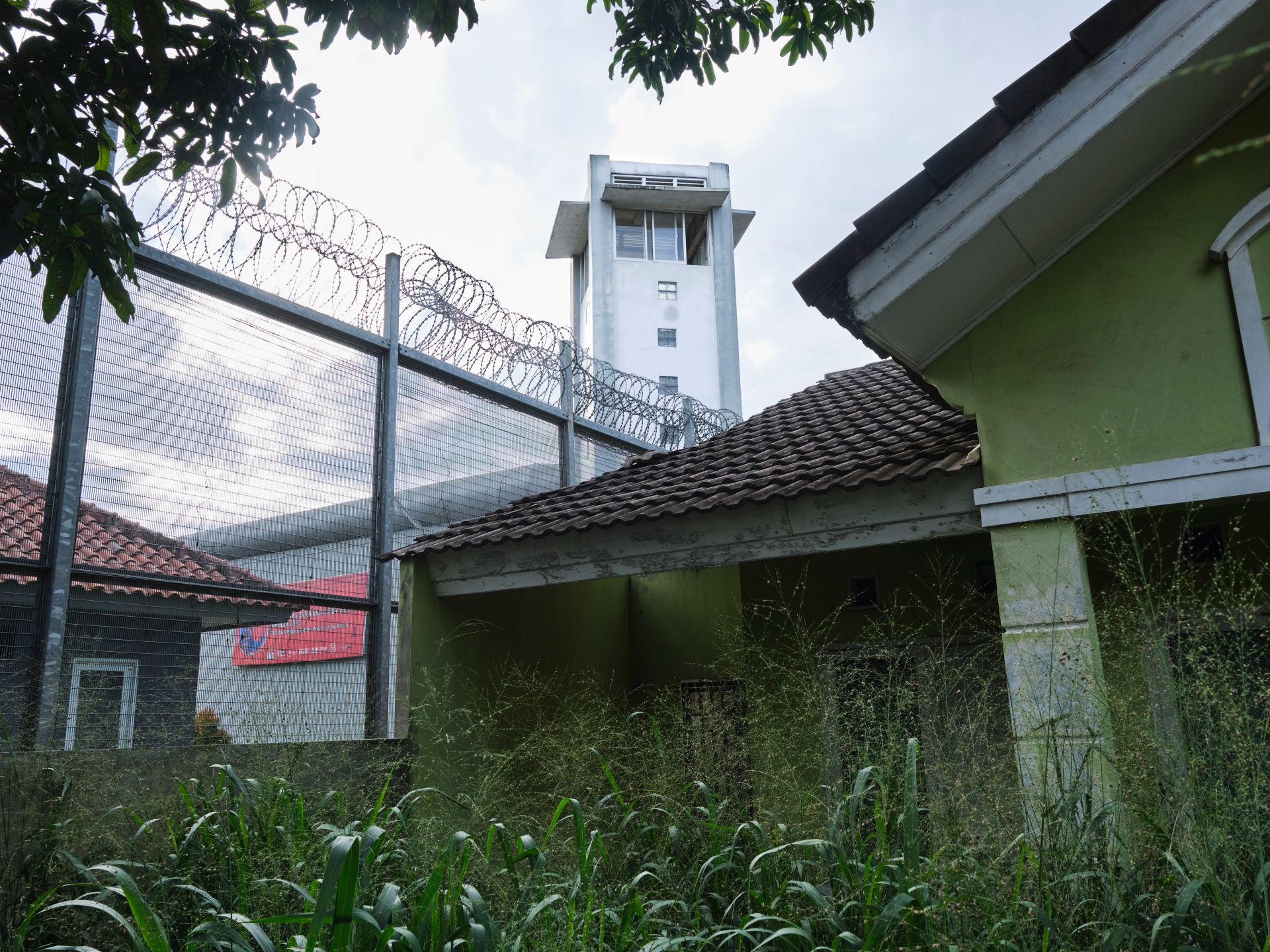 Indonesia Suspends Officials Following Cibinong Prison Luxury Scandal