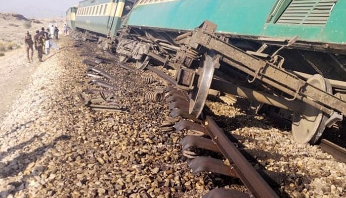 کوئٹہ سے راولپنڈی جانے والی جناح ایکسپریس کو کچلاک کے قریب حادثہ، انجن ٹریک سے اتر گیا