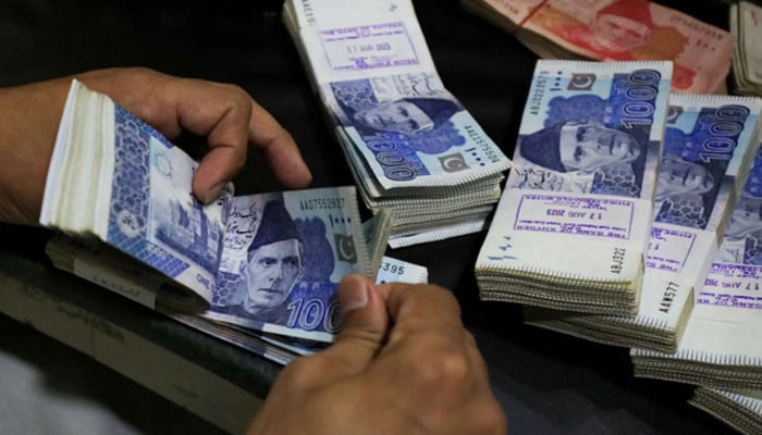 کراچی کے پوش علاقے میں سپر مارٹ سے لاکھوں روپے کی نقدی کی چوری، سکیورٹی انتظامات پر سوالات اٹھ گئے