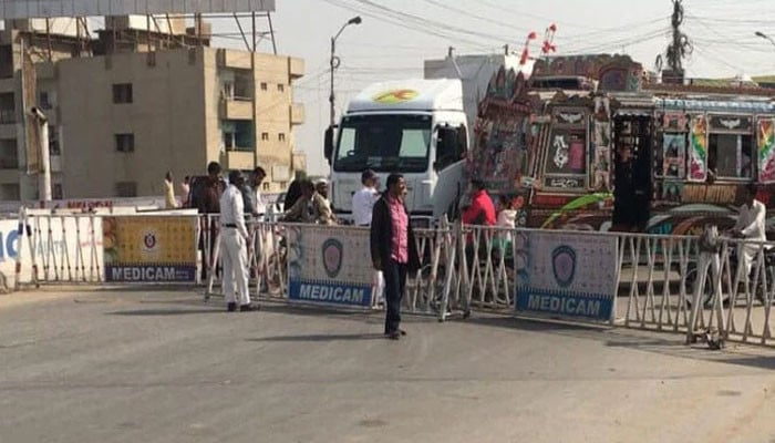کراچی میں ترقیاتی کاموں کے باعث اہم شاہراہوں کی بندش سے تجارتی اور معاشی سرگرمیاں شدید متاثر