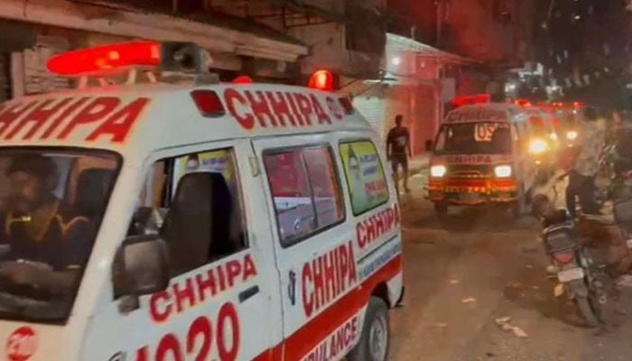 کراچی میں ٹرالر کی موٹرسائیکل کو ٹکر، ایک لڑکی جاں بحق اور دو افراد زخمی