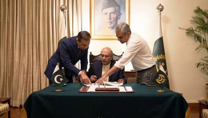 خیبر پختونخوا میں ممکنہ ایمرجنسی کا نفاذ: عوامی آراء، سیاسی تضادات اور معاشی اثرات کا جائزہ