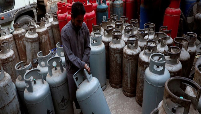 اکتوبر کے لیے گھریلو ایل پی جی سلنڈر کی قیمت میں دو سو چوالیس روپے چودہ پیسے کا اضافہ