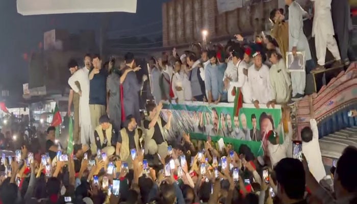 مردان میں پی ٹی آئی کا لانگ مارچ: سیاسی کشیدگی اور اس کے معاشی اثرات کا تفصیلی جائزہ