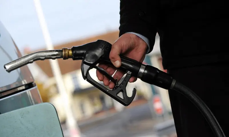 Pakistan Adjusts Fuel Tariffs as Petrol Rises and Diesel Dips