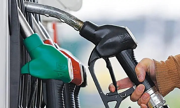 Pakistan Cuts Fuel Prices Marginally Amid Stabilizing Global Markets