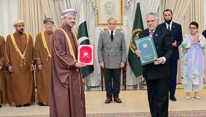 پاکستان اور عمان کے مابین 5 اہم تجارتی اور اقتصادی معاہدوں پر دستخط، باہمی تعاون کی نئی راہ ہموار