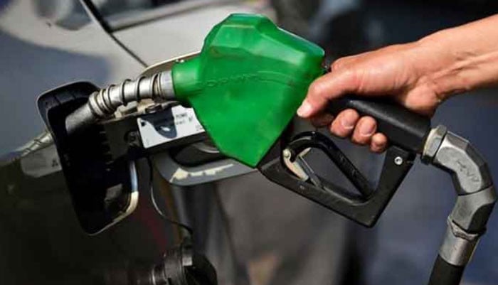 حکومت کا عوام کے لیے ریلیف: پیٹرولیم مصنوعات کی قیمتوں میں نمایاں کمی کا اعلان