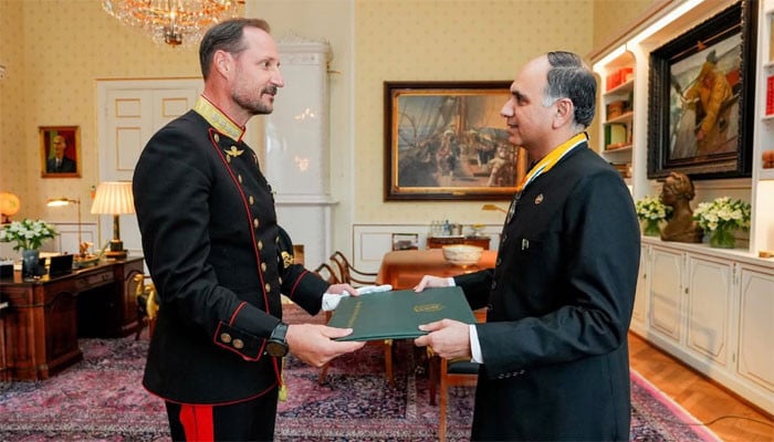 پاکستانی سفیر عاصم خان کی شاہ ناروے سے ملاقات، دوطرفہ تعلقات اور تجارتی تعاون پر تبادلہ خیال
