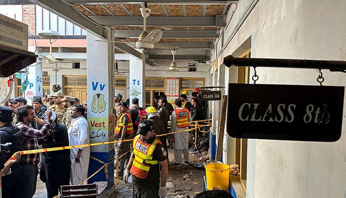 پشاور کے علاقے دیر کالونی میں اسکول کی چھت گرنے کا سانحہ، فضا سوگوار اور حفاظتی انتظامات پر سنگین سوالات