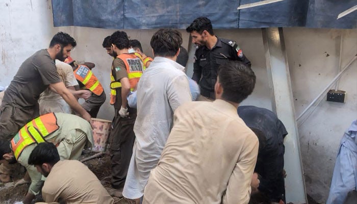 پشاور میں نجی تعلیمی ادارے کی چھت گرنے سے 21 طلبہ اور استانی جاں بحق، تعلیمی بنیادی ڈھانچے پر سنگین سوالات