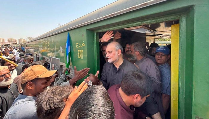 پیٹرولیم لیوی اور مہنگائی کے خلاف سپر ٹرین مارچ حیدرآباد پہنچ گیا، معاشی حلقوں میں تشویش