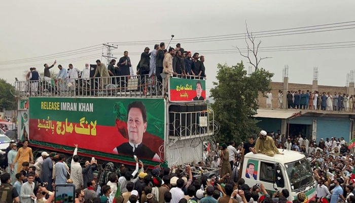 پی ٹی آئی لانگ مارچ اور ملکی معیشت: سیاسی تناؤ کے کاروباری و معاشی اثرات کا تفصیلی جائزہ