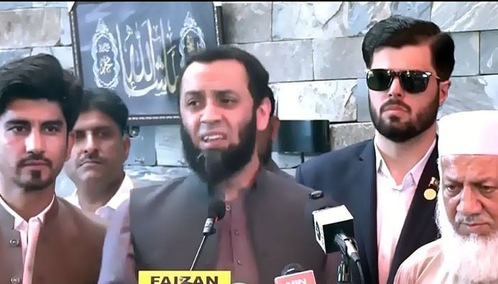 تحریک انصاف کا سیاسی رویہ اور معاشی استحکام پر اثرات: وفاقی وزیر عطا تارڑ کا سخت مؤقف