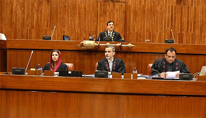 خیبر پختونخوا میں ممکنہ ایمرجنسی کے نفاذ کی قرارداد پر سینیٹ میں ہنگامہ آرائی اور سیاسی تنازع