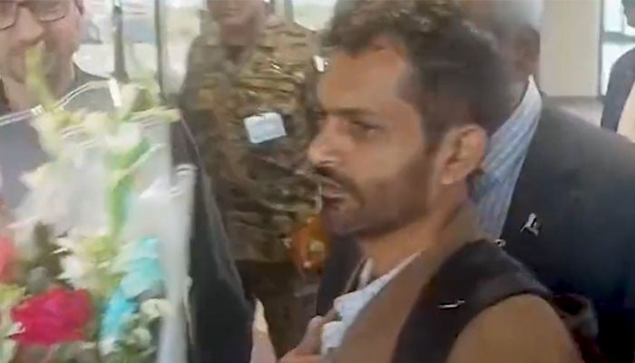 صومالیہ میں بحری قزاقوں کی قید سے بازیاب ہونے والے مزید تین پاکستانی شہری کراچی پہنچ گئے